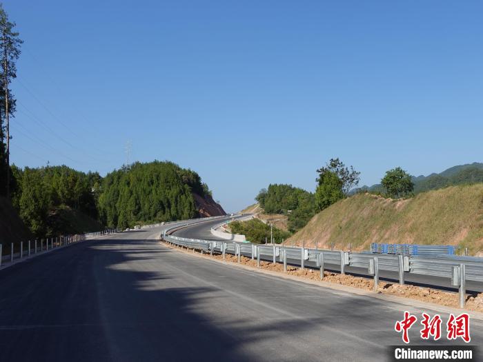 圖為黔江區(qū)過境高速公路的路面?！≈需F建重慶投資集團(tuán)有限公司供圖