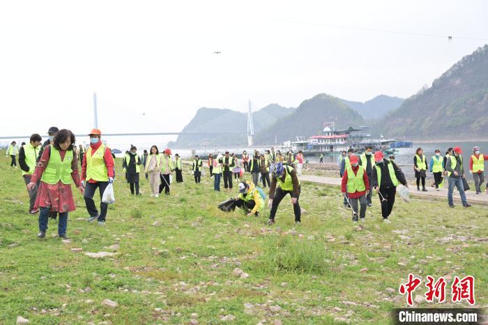 “三峽蟻工”撿拾散落在江灘上的垃圾，定期組織開展凈灘志愿活動 田耀平 攝