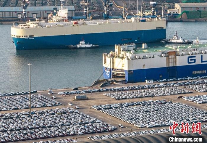 資料圖：山東港口煙臺港外貿(mào)商品車排隊“出海”（無人機照片） 中新社發(fā) 山東港口煙臺港 供圖